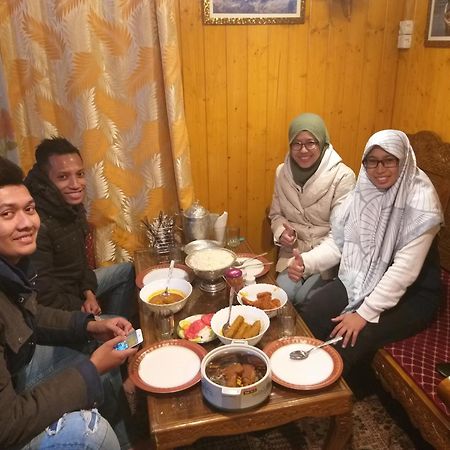 Tashkand Houseboat Srinagar  Bagian luar foto