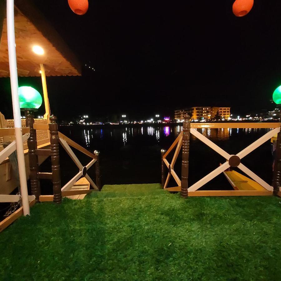 Tashkand Houseboat Srinagar  Bagian luar foto