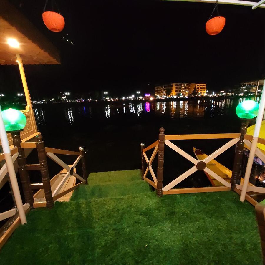 Tashkand Houseboat Srinagar  Bagian luar foto