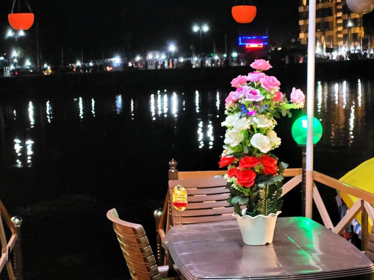 Tashkand Houseboat Srinagar  Bagian luar foto