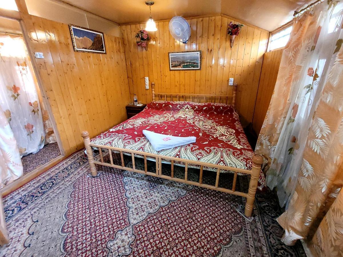 Tashkand Houseboat Srinagar  Bagian luar foto