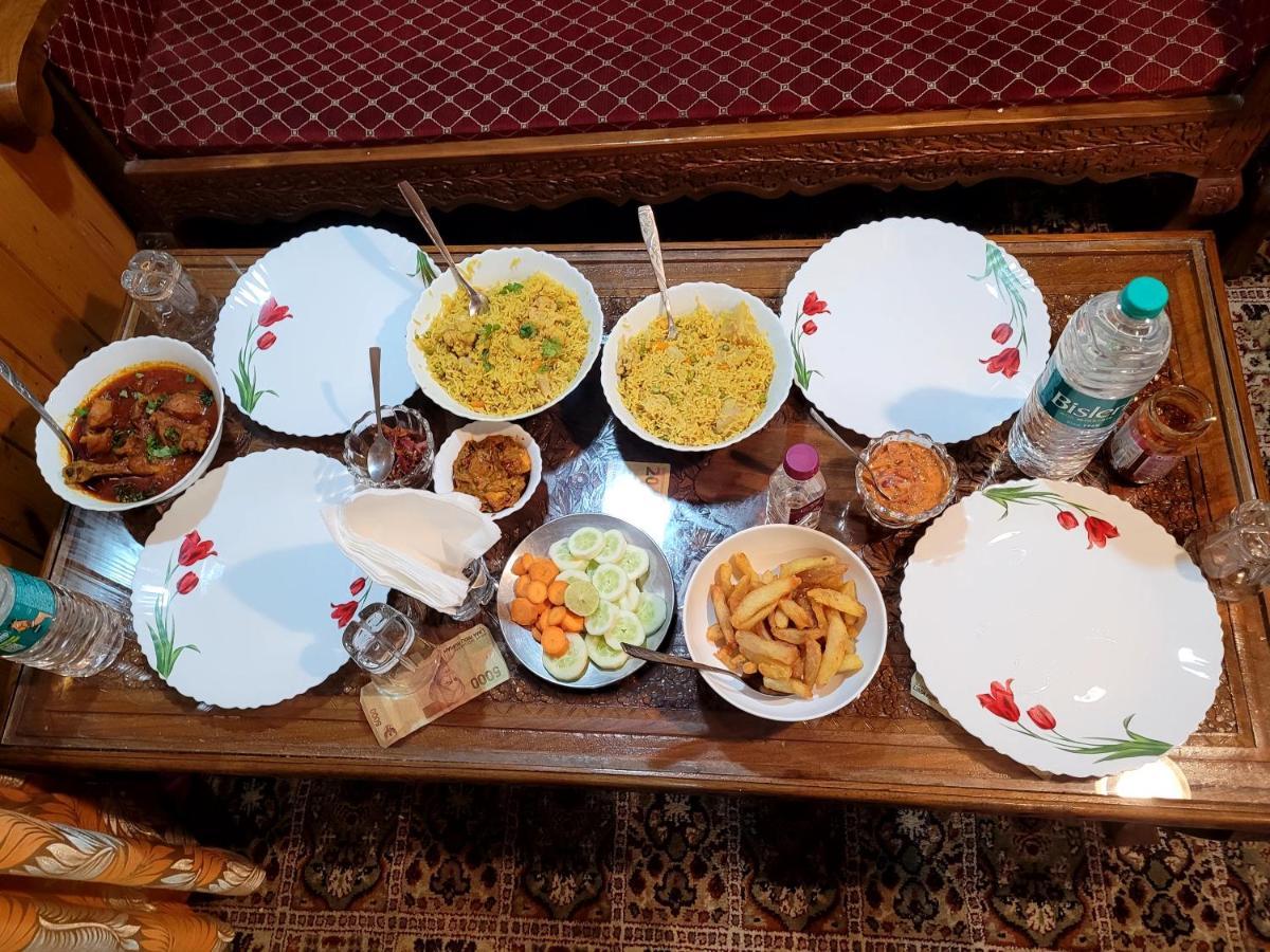 Tashkand Houseboat Srinagar  Bagian luar foto