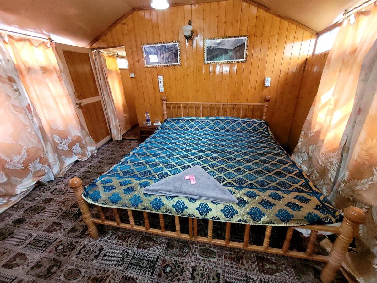 Tashkand Houseboat Srinagar  Bagian luar foto