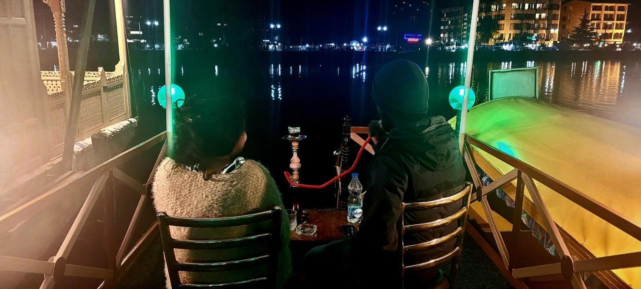 Tashkand Houseboat Srinagar  Bagian luar foto