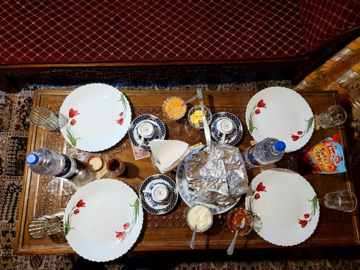 Tashkand Houseboat Srinagar  Bagian luar foto