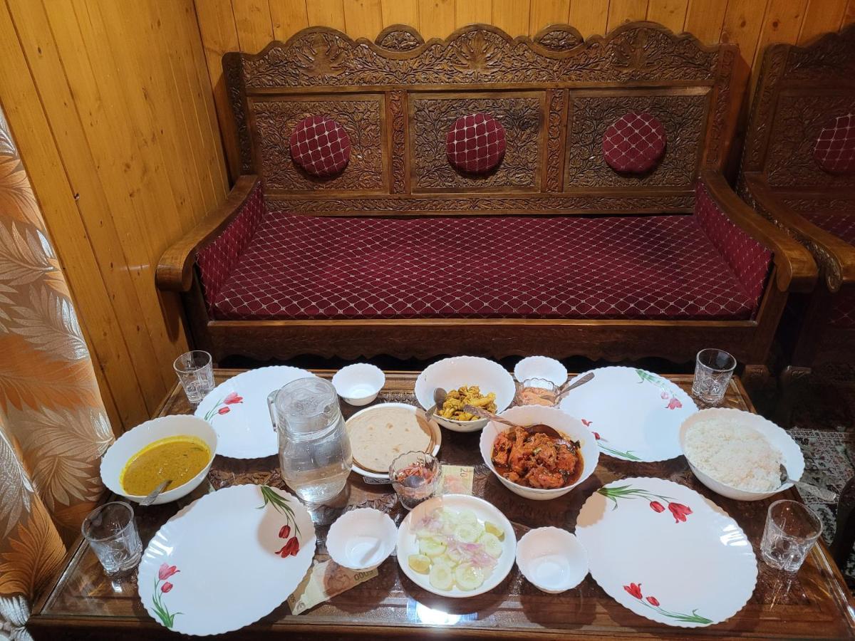 Tashkand Houseboat Srinagar  Bagian luar foto