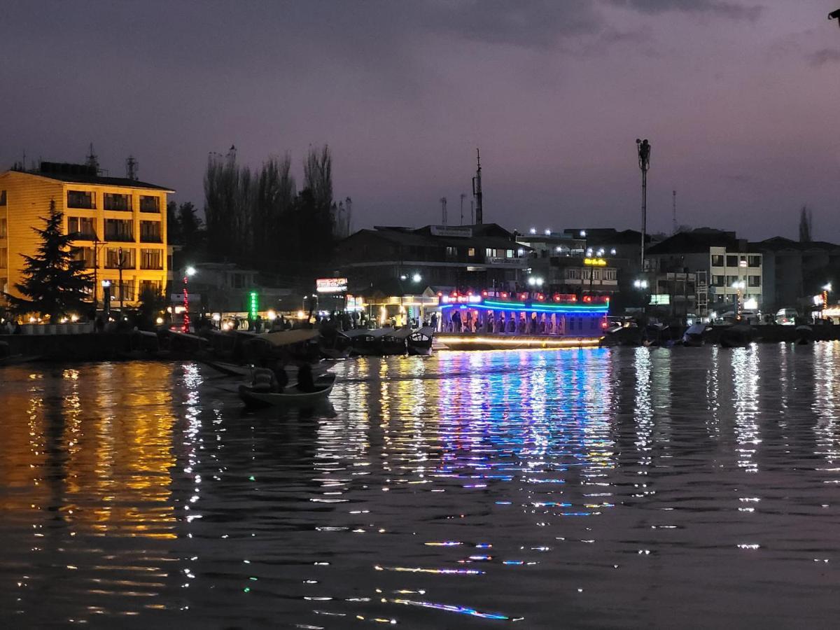 Tashkand Houseboat Srinagar  Bagian luar foto