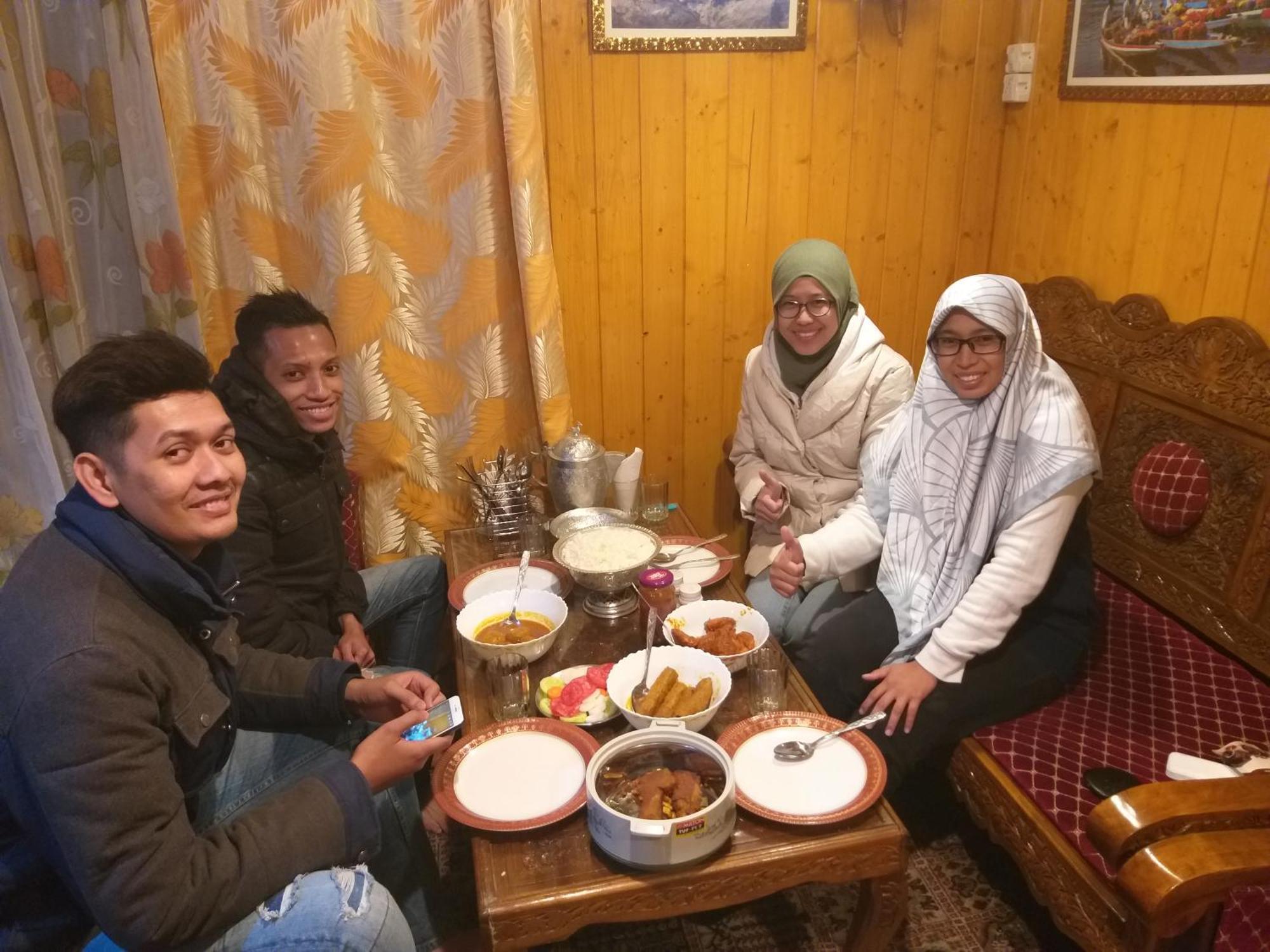 Tashkand Houseboat Srinagar  Bagian luar foto