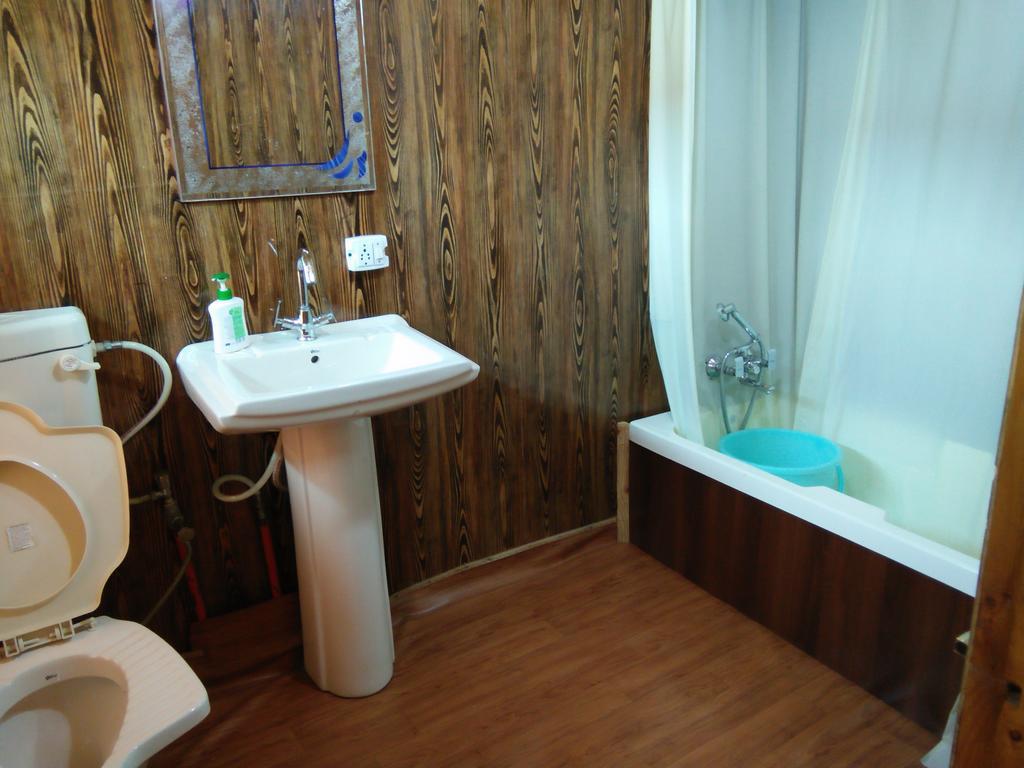Tashkand Houseboat Srinagar  Bagian luar foto