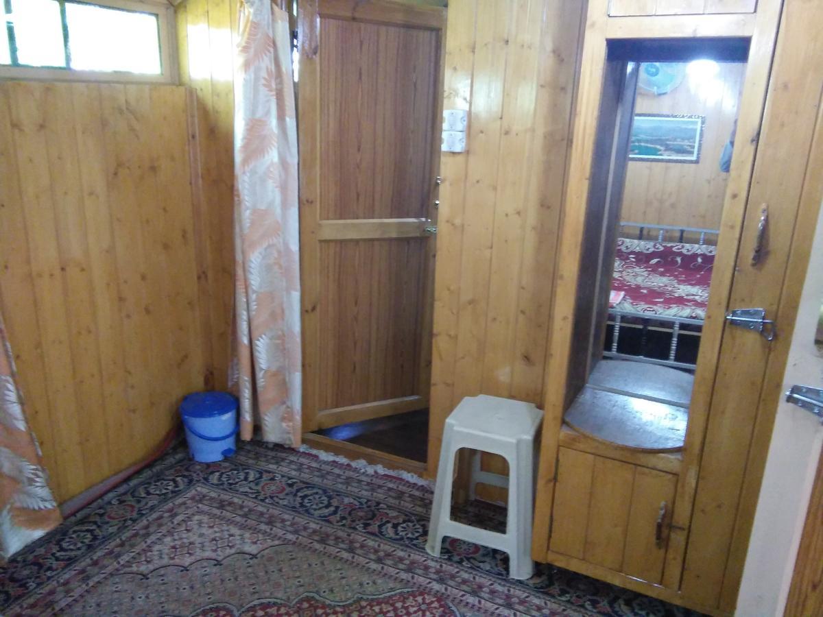 Tashkand Houseboat Srinagar  Bagian luar foto