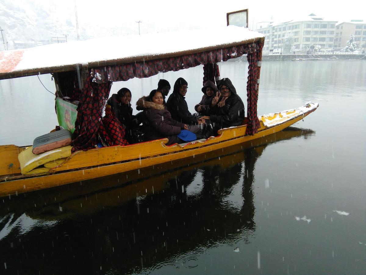 Tashkand Houseboat Srinagar  Bagian luar foto