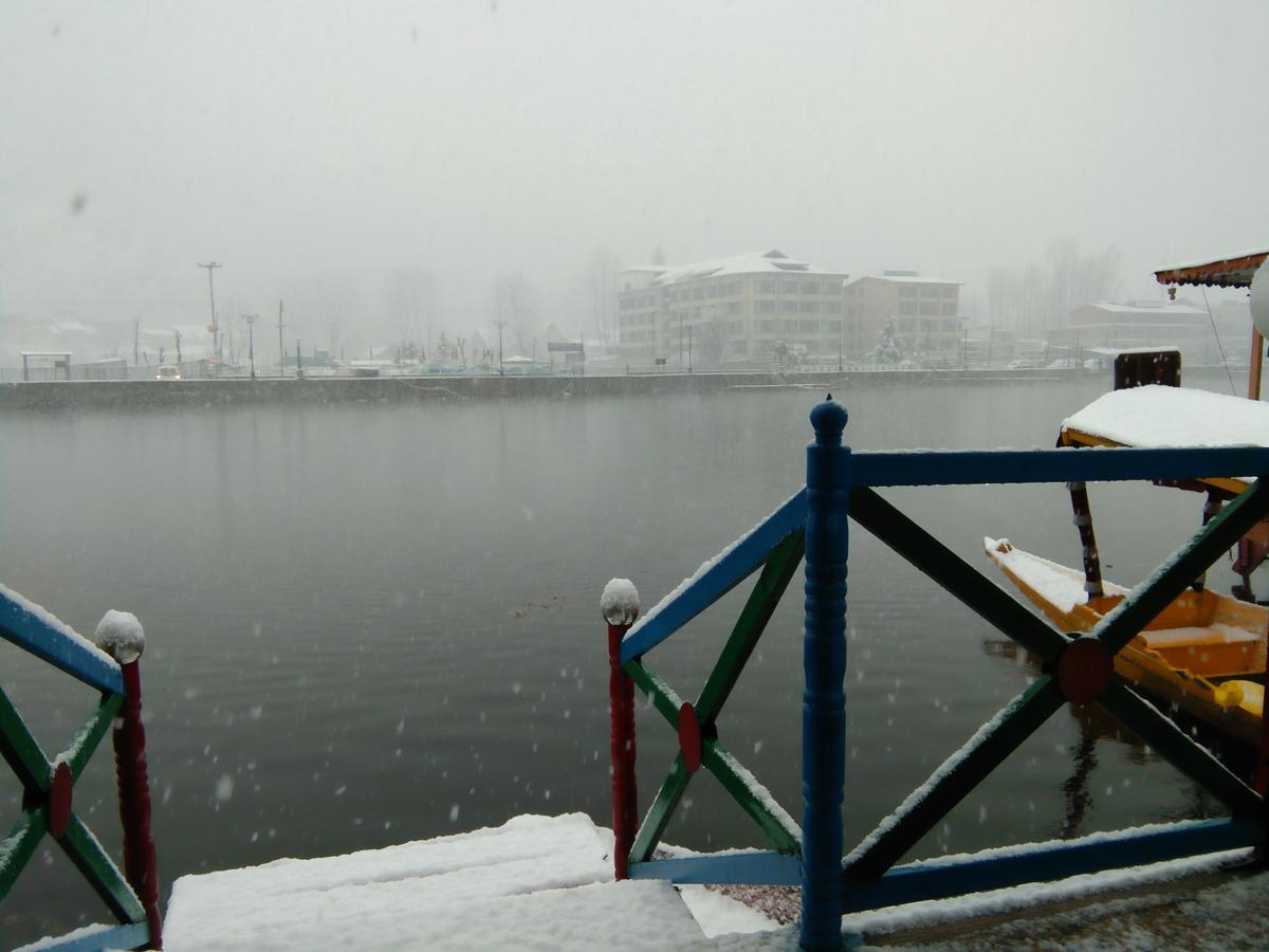 Tashkand Houseboat Srinagar  Bagian luar foto