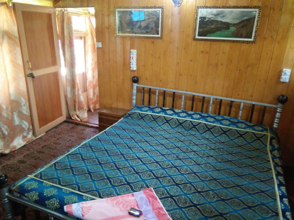 Tashkand Houseboat Srinagar  Bagian luar foto